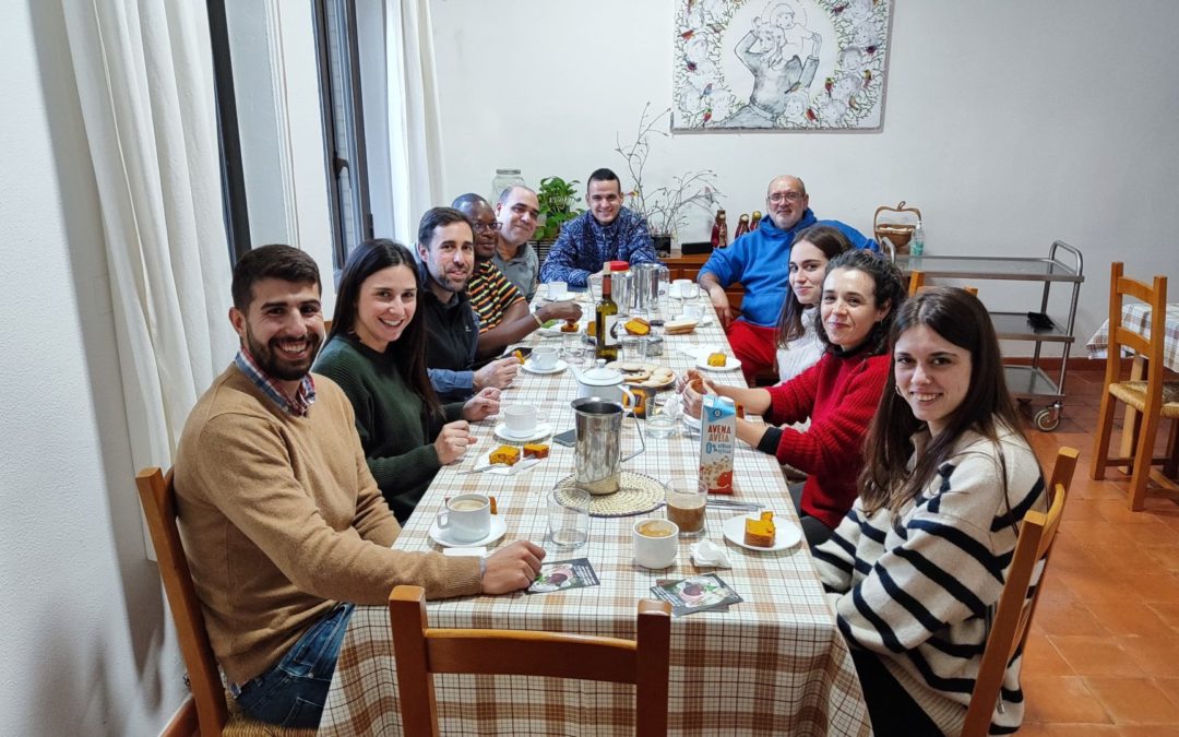 Jóvenes de la fraternidad de Zaragoza viven un momento de encuentro y compartir.